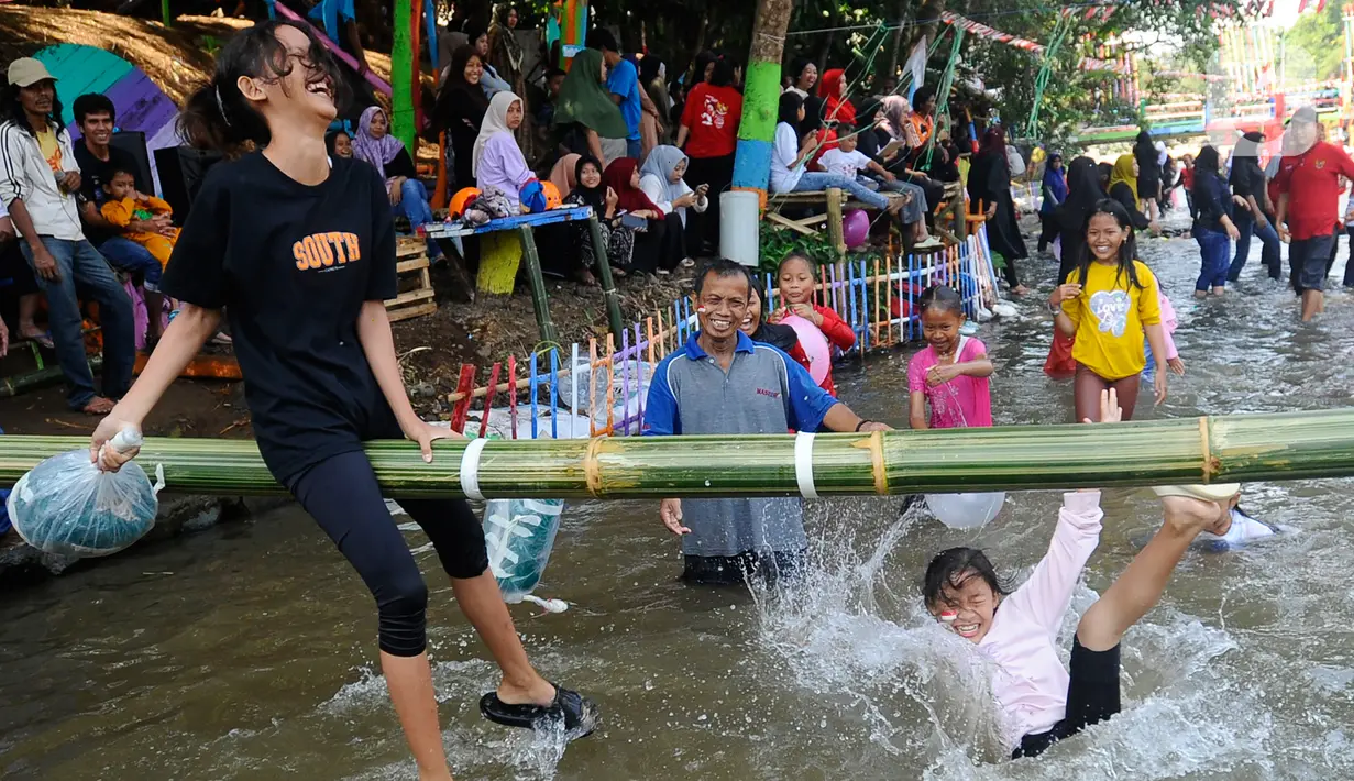 Alat pemukul yang digunakan biasanya berupa bantal tidak terpakai yang berisikan kapuk maupun busa. Bisa juga menggunakan kain bekas tepung terigu yang dijejali baik busa maupun kain-kain bekas, asalkan bukan bahan berbahaya. (merdeka.com/Arie Basuki)