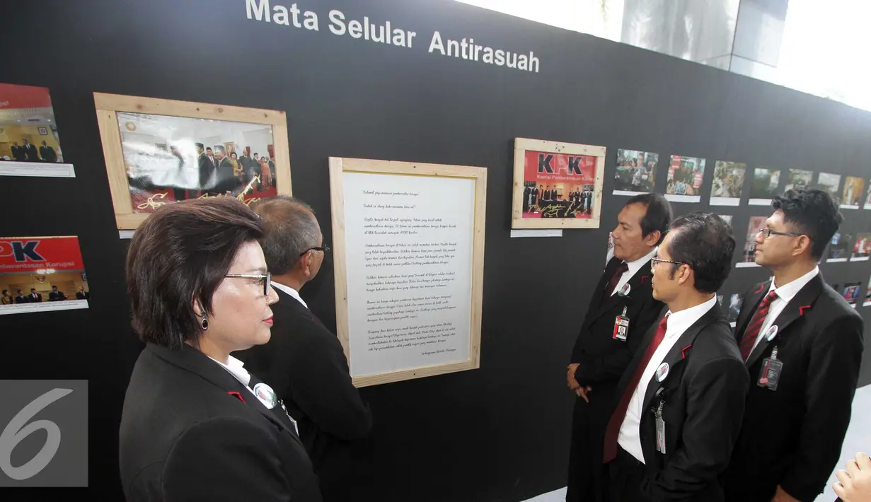 Lima Pimpinan KPK melihat pameran foto di Gedung KPK, Jakarta, Selasa (29/12). Pameran foto yang bertajuk Mata Selular Antirasuah tersebut menggambarkan kegiatan-kegiatan di KPK dan di Pengadilan Tipikor Jakarta. (Liputan6.com/Helmi Afandi)