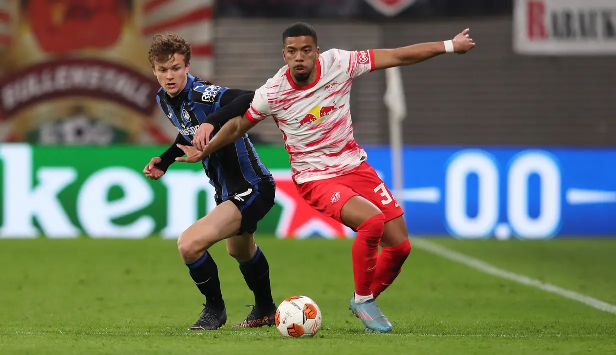 Bek Atalanta Giorgio Scalvini berebut bola dengan bek RB Leipzig Benjamin Henrichs pada leg pertama perempatfinal Liga Europa di Red Bull Arena, Kamis (7/4/2022). Atalanta bermain imbang 1-1 dengan RB Leipzig. (Ronny HARTMANN / AFP)