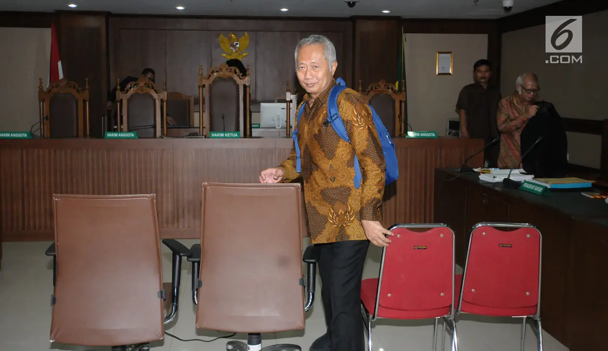 Terdakwa suap perizinan dan pengadaan proyek di lingkungan Ditjen Hubla TA 2016-2017 Antonius Tonny Budiono bersiap meninggalkan ruang sidang Pengadilan Tipikor, Jakarta, Kamis (17/5). Ia divonis lima tahun penjara. (Liputan6.com/Helmi Fithriansyah)