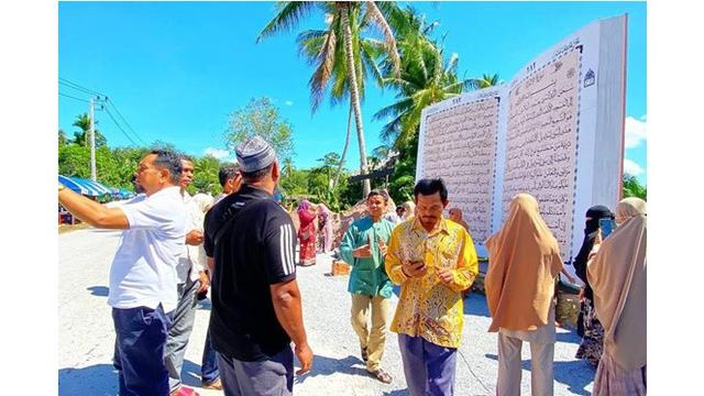 Buatan Warga Kampung, Replika Al-Qur'an Raksasa Ini Jadi Daya Tarik Wisatawan Asia