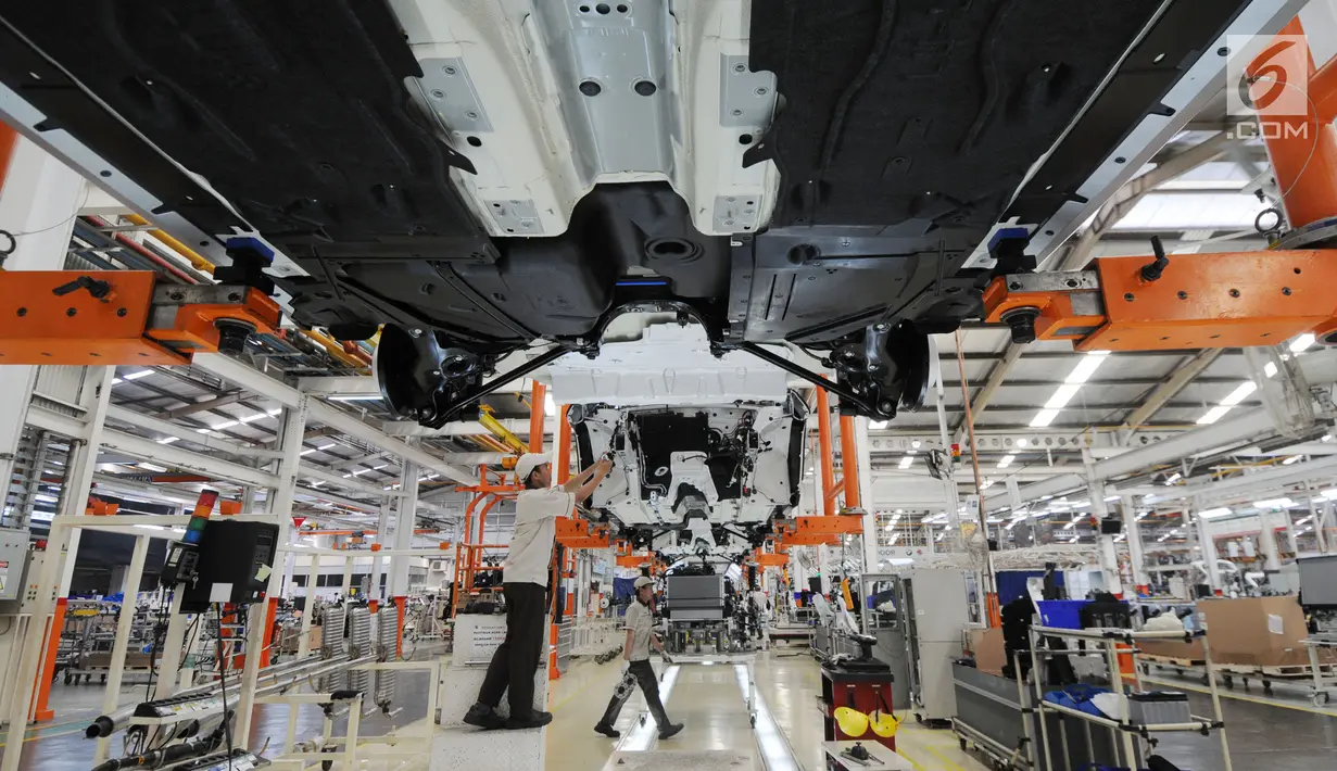 Pekerja merakit All New BMW X3 xDriver20i di PT Gaya Motor, Sunter, Jakarta, Rabu (18/7). All New BMW X3 xDriver20i rakitan dalam negeri ditawarkan dengan harga Rp 1.009.000.000. (Merdeka.com/Dwi Narwoko)