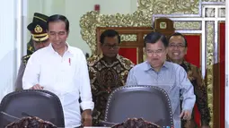 Presiden Joko Widodo didampingi Wakil Presiden Jusuf Kalla tiba untuk memimpin rapat terbatas di kantor presiden, Jakarta, Selasa (22/5). (Liputan6.com/Angga Yuniar)