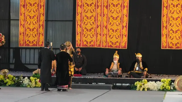 Presidern Jokowi bergelar La Ode Muhammad Joko Widodo Lakina Bhawaangi Yi Nusantara, pemberian Lembaga Adat Kesultanan Buton, Selasa (27/9/2022).(Liputan6.com/Humas Pemprov Sultra).
