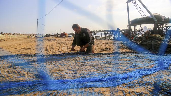 Seorang nelayan bekerja di sebuah pelabuhan Gaza City, 13 Agustus 2020. Otoritas Israel pada 12 Agustus 2020 waktu setempat mengumumkan larangan pengiriman bahan bakar ke Gaza dan mempersempit zona penangkapan ikan nelayan Gaza dari 15 menjadi delapan mil laut. (Xinhua/Rizek Abdeljawad)