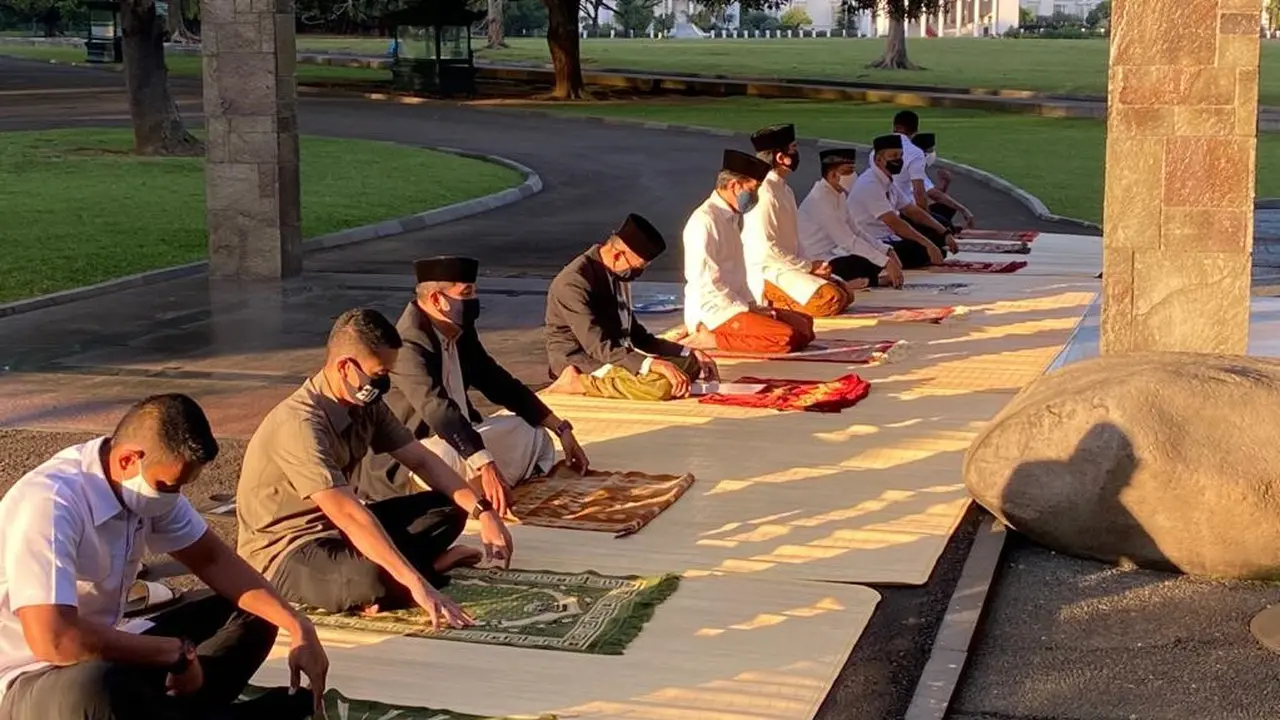 Suasana salat Idul Adha Presiden Jokowi dan keluarga di halaman Wisma Bayurini