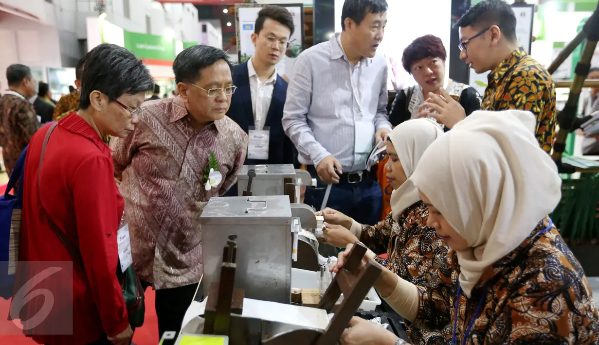 Pengunjung antusias melihat proses pembuatan rokok kretek di Paviliun Sampoerna, Trade Expo Indonesia di Kemayoran, Jakarta Rabu (12/10). (Liputan6.com/Faizal Fanani)