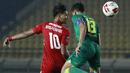 Bek Persebaya Surabaya, Rachmat Irianto (kanan), duel udara dengan pemain Persik Kediri, Septian Satria Bagaskara (kiri) dalam pertandingan Babak Penyisihan Piala Menpora 2021 Grup C di Stadion Si Jalak Harupat, Bandung, Selasa (23/3/2021). (Foto: Bola.com/M Iqbal Ichsan)