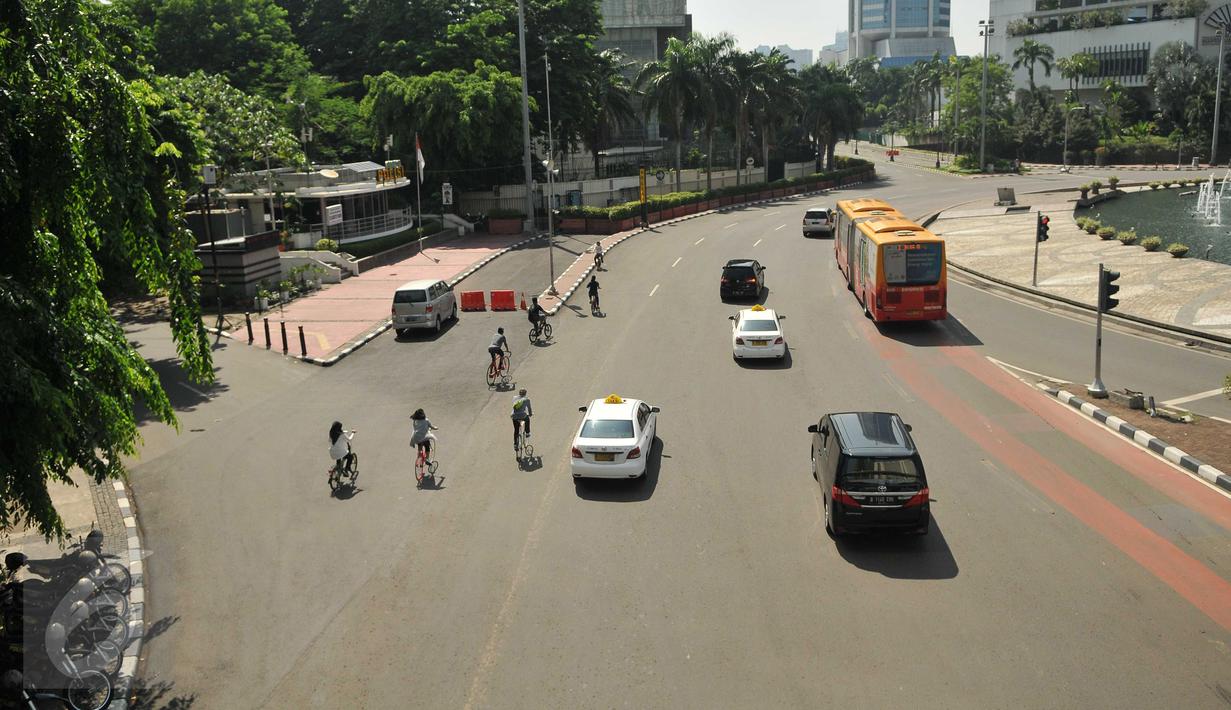 Suasana jalanan di Jakarta tampak sepi, Rabu (09/12). Saat Pilkada, jalan-jalan protokol Ibu Kota yang biasanya selalu padat kendaraan kini lenggang dan bebas dari kemacetan. (Liputan6.com/Gempur M Surya)