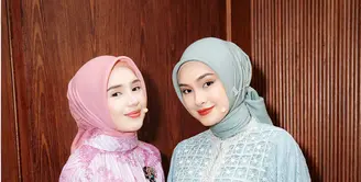 Beby Tsabina tampil dalam nuansa warna pink yang lembut dan feminin. Tunik bermotif floral dengan desain longgar yang dipadukan dengan rok maxi berpotongan flowy memberikan kesan anggun dan klasik. [@caitlinhalderman/@bebytsabina].