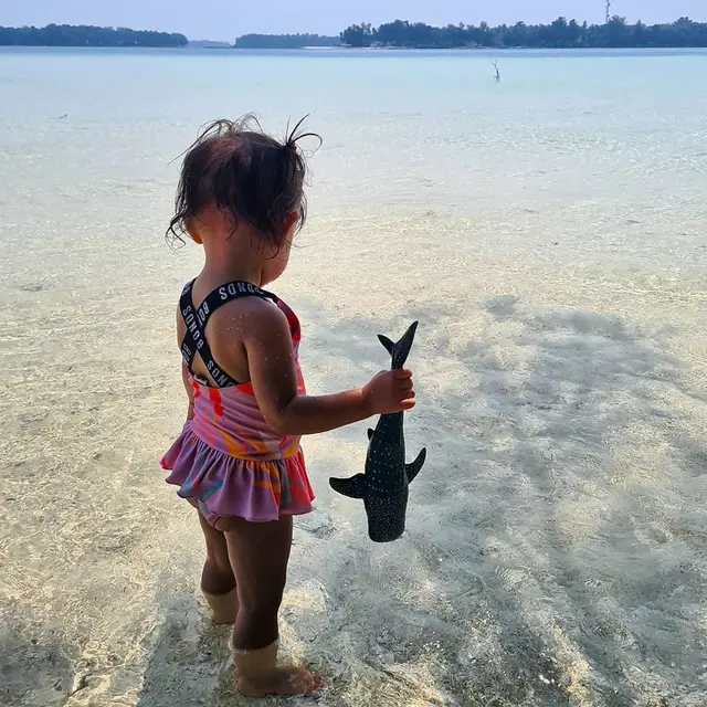 7 Momen Liburan Raisa dan Hamish Daud Ajak Baby Zalina ke Pulau Seribu