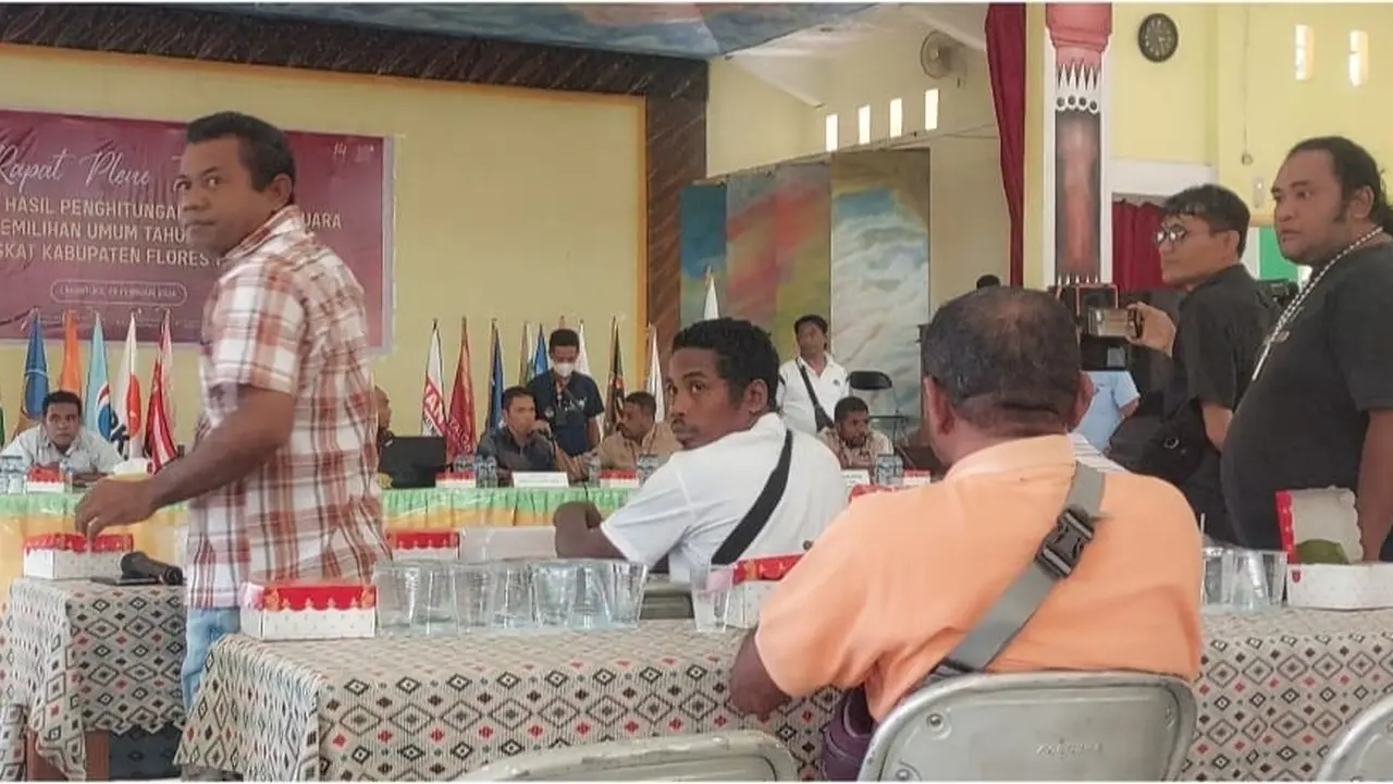 Saksi partai Garuda saat keluar dari ruang rapat pleno rekapitulasi setelah diusir Ketua KPU Flores Timur (Liputan6.com/Ola Keda)