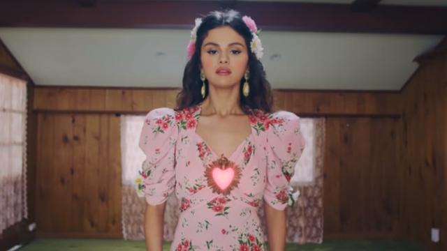<span>Selena Gomez tampil dalam balutan gaun floral dalam video klip teranyarnya yang mengusung tajuk De Una Vez. (Tangkapan Layar YouTube Selena Gomez)</span>