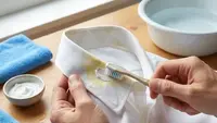 8 Cara Menghilangkan Noda Kuning di Kerah Baju dengan Bahan Sederhana