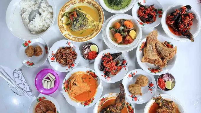 [Bintang] Makanan pesta adat Kahiyang Ayu - Bobby Nasution