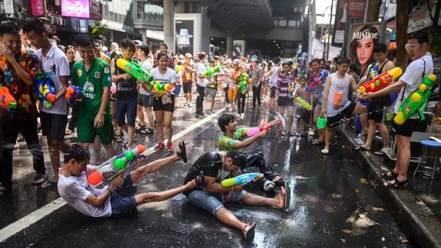 Serunya Basah-basahan dalam Perang Air Tahunan di Thailand