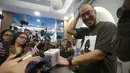 Sebelumnya, nama Pandji Pragiwaksono mulai diperbincangkan setelah Mens Rea, pertunjukan stand up comedynya yang digelar di Indonesia Arena, Jakarta, pada 30 Agustus 2025, ditayangkan di Netflix pada 27 Desember 2025. Tampak dalam foto, komika, Pandji Pragiwaksono saat menjawab pertanyaan pewarta di Gedung Majelis Ulama Indonesia (MUI), Jakarta, Selasa (3/2/2026). (Kapanlagi.com/Budy Santoso)