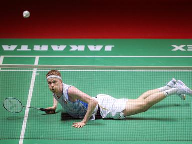 Pebulutangkis tunggal putra Denmark, Anders Antonsen berusaha mengembalikan kok pada laga final Indonesia Masters 2024 melawan pebulutangkis tunggal putra Kanada, Brian Yang di Istora Senayan, Jakarta, Minggu (28/01/2024). (Bola.com/Bagaskara Lazuardi)