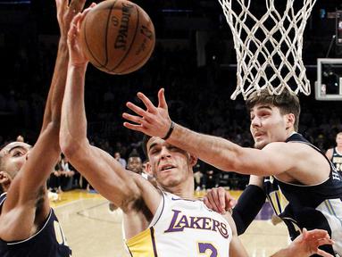 Pemain Los Angeles Lakers, Lonzo Ball (tengah) berebut bola dengan dua pemain Denver Nuggets pada laga NBA basketball game di Staples Center, Los Angeles, (19/11/2017). Lakers menang 127-109. (AP/Ringo H.W. Chiu)