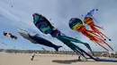 Layang-layang raksasa diterbangkan saat Festival Internacional del Viento (Festival Angin Internasional) di pantai Malvarrosa, di Valencia, Spanyol (23/4). Acara ini diikuti oleh 150 peserta dari berbagai penjuru Eropa. (AFP/Jose Jordan)