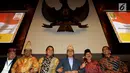 Ketua MPR Zulkifli Hasan (tiga kanan) bersama cagub dan cawagub Lampung 2018-2023 saat hadir pada sosilisasi Empat Pilar MPR di Jakarta, Jumat (9/3). Sosialisasi Empat Pilar MPR dalam rangka menciptkan Pilkada damai. (Liputan6.com/JohanTallo)