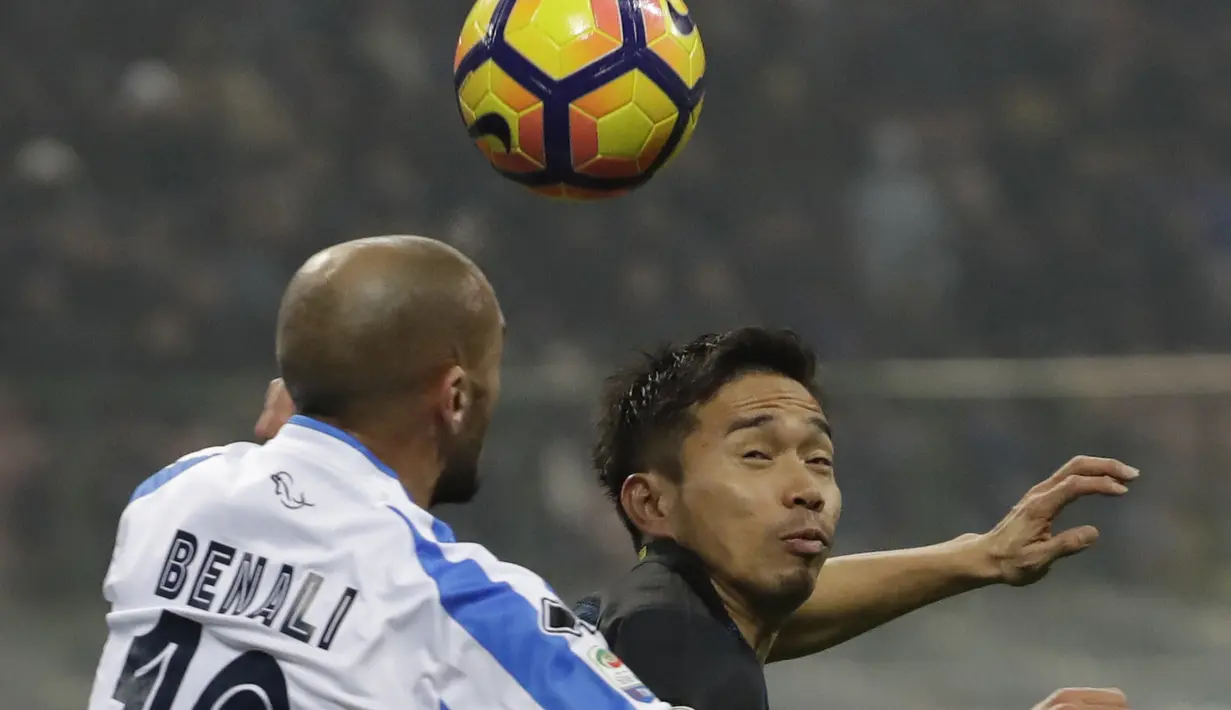 Gaya pemain Inter Milan, Yuto Nagatomo (kanan) berduel dengan pemain Pescara, Ahmad Benali pada laga lanjutan Serie A di  Giuseppe Meazza stadium, Milan (28/1/2017). Inter menang 3-0.  (AP /Luca Bruno)