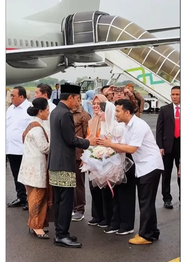 7 Potret Arumi Bachsin dan Emil Dardak Sambut Jokowi di Solo, Bawa Buket Bunga