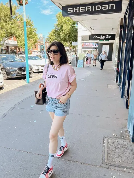 Ubah gaya rambut jadi pendek, Carissa terlihat lebih muda dan cocok dengan style barunya. Bagaimana menurutmu, Sahabat Fimela? (Instagram/carissa_puteri).