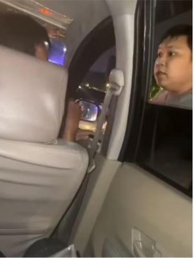 Seorang pria berbadan gempal berlagak bak koboi jalanan viral di media sosial.