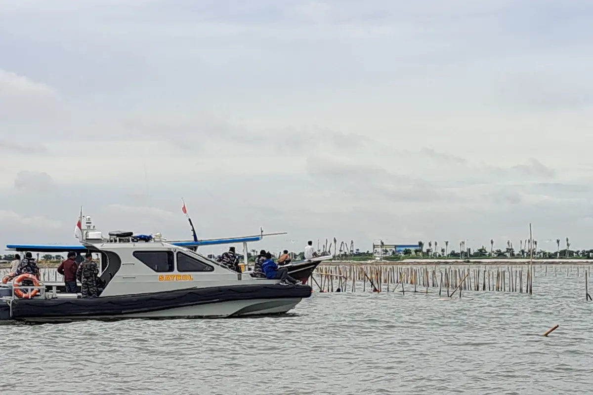 Sebanyak 600 nelayan di Pantai Utara (Pantura) Kabupaten Tangerang, dan jajaran TNI Angkatan Laut (AL), akhirnya mencabut pagar laut di laut Pantura, di Tanjung Pasir, Kecamatan Teluknaga, Kabupaten Tangerang, Sabtu (18/1/2025).