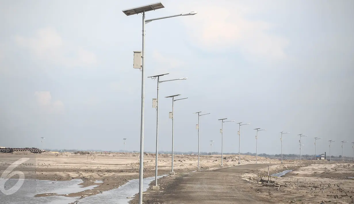 Lampu-lampu jalan dengan tenaga matahari terpasang di Proyek Reklamasi Pulau C dan D di Jakarta, Rabu (4/5/2016). Pulau C dan D merupakan hasil reklamasi, satu dari 17 pulau reklamasi di Teluk Jakarta. (Liputan6.com/Faizal Fanani)