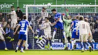 Marteen Paes berduel di udara saat memperkuat Ajax Amsterdam menjalan laga tandang di markas PEC Zwolle dalam laga lanjutan Eredivisie 2025/2026, Minggu (1/3/2026) malam WIB. (AFP/Tobias Kleuver)