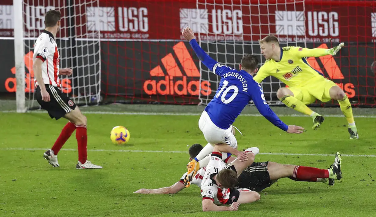 Pemain Everton, Gylfi Sigurdsson, mencetak gol ke gawang Sheffield United pada laga Liga Inggris di Stadion Bramall Lane, Sabtu (26/12/2020). Everton menang dengan skor 1-0. (George Wood/Pool via AP)
