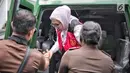 Terdakwa kasus penyebaran berita bohong atau hoaks Ratna Sarumpaet turun dari mobil tahanan setibanya untuk menjalani sidang lanjutan di Pengadilan Negeri Jakarta Selatan, Selasa (7/5/2019). Sidang kali ini menghadirkan saksi meringankan dari pihak terdakwa. (Liputan6.com/Faizal Fanani)