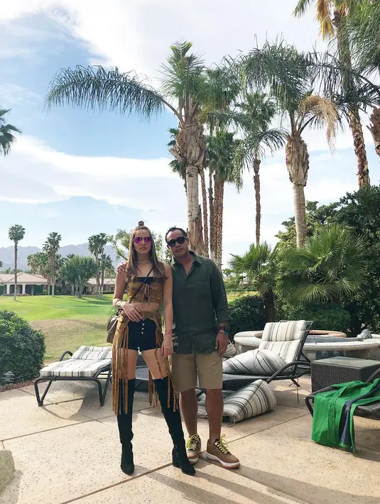 Dan ternyata, Nia Ramadhani menghadiri festival musik Coachella 2018 bersama sang suami, Ardi Bakrie. Rona bahagia pastinya sangat ia rasakan lantaran bisa hadir di acara musik yang besar tersebut. (Instagram/ramadhaniabakrie)