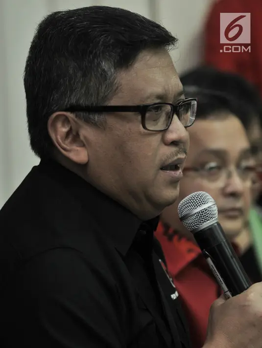 Sekjen PDIP Hasto Kristiyanto memberikan sambutan sebelum pertemuan dengan Komnas HAM untuk menuntut peristiwa ambil alih paksa kantor PDI kubu Megawati oleh kubu Soerjadi 27 Juli 1996, Jakarta, Kamis (26/7). (Merdeka.com/Iqbal S. Nugroho)