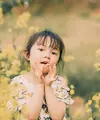 Cara yang tepat untuk memberi pujian yang tepat agar anak merasa dihargai dan tumbuh percaya diri. (Foto: ymyphoto/Pixabay)