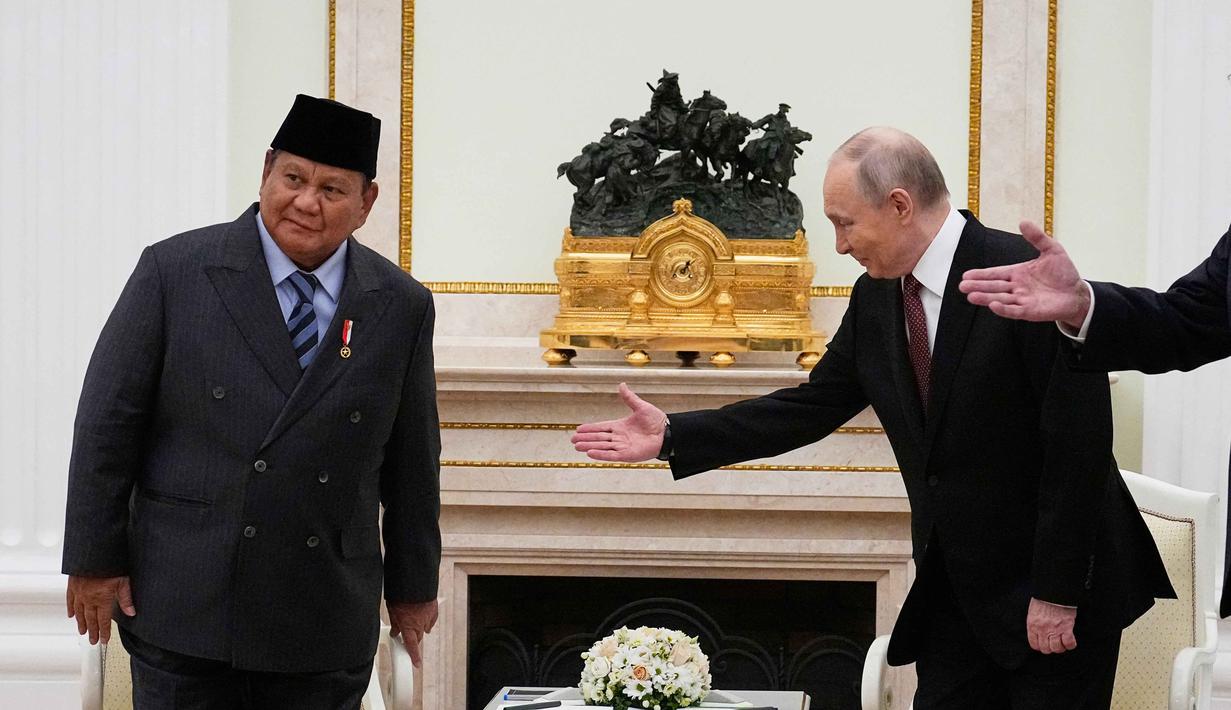 Presiden Republik Indonesia, Prabowo Subianto (kiri) saat disambut Presiden Rusia Vladimir Putin sesaat sebelum pertemuan mereka di Istana Senat Kremlin, Moskow pada Rabu 10 Desember 2025. Dari Pakistan, Presiden Prabowo Subianto melanjutkan kunjungan kerja ke Rusia. (Alexander Zemlianichenko/POOL/AFP)
