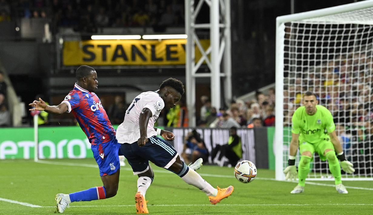 Arsenal akhirnya bisa kembali mencetak gol pada menit ke-85. Pergerakan gesit Bukayo Saka menyisir sayap kanan gagal diantisipasi dengan baik. Umpan silang yang dilepaskan membuat Marc Guehi melakukan gol bunuh diri. (AFP/Justin Tallis)
