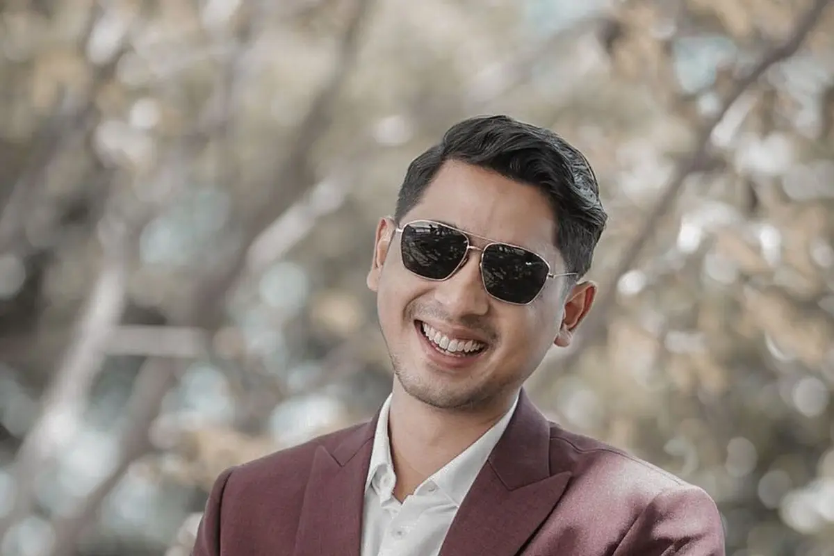 FOTO: 6 Gaya Arya Saloka Berkacamata Hitam, Ganteng Maksimal