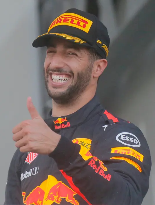 Pembalap Red Bull, Daniel Ricciardo melakukan selebrasi usai finis urutan pertama pada balapan GP Azerbaijan di Baku, Minggu (25/6). Kemenangan Ricciardo merupakan yang pertama sejak dia menjuarai Grand Prix Malaysia tahun lalu. (AP Photo/Efrem Lukatsky)