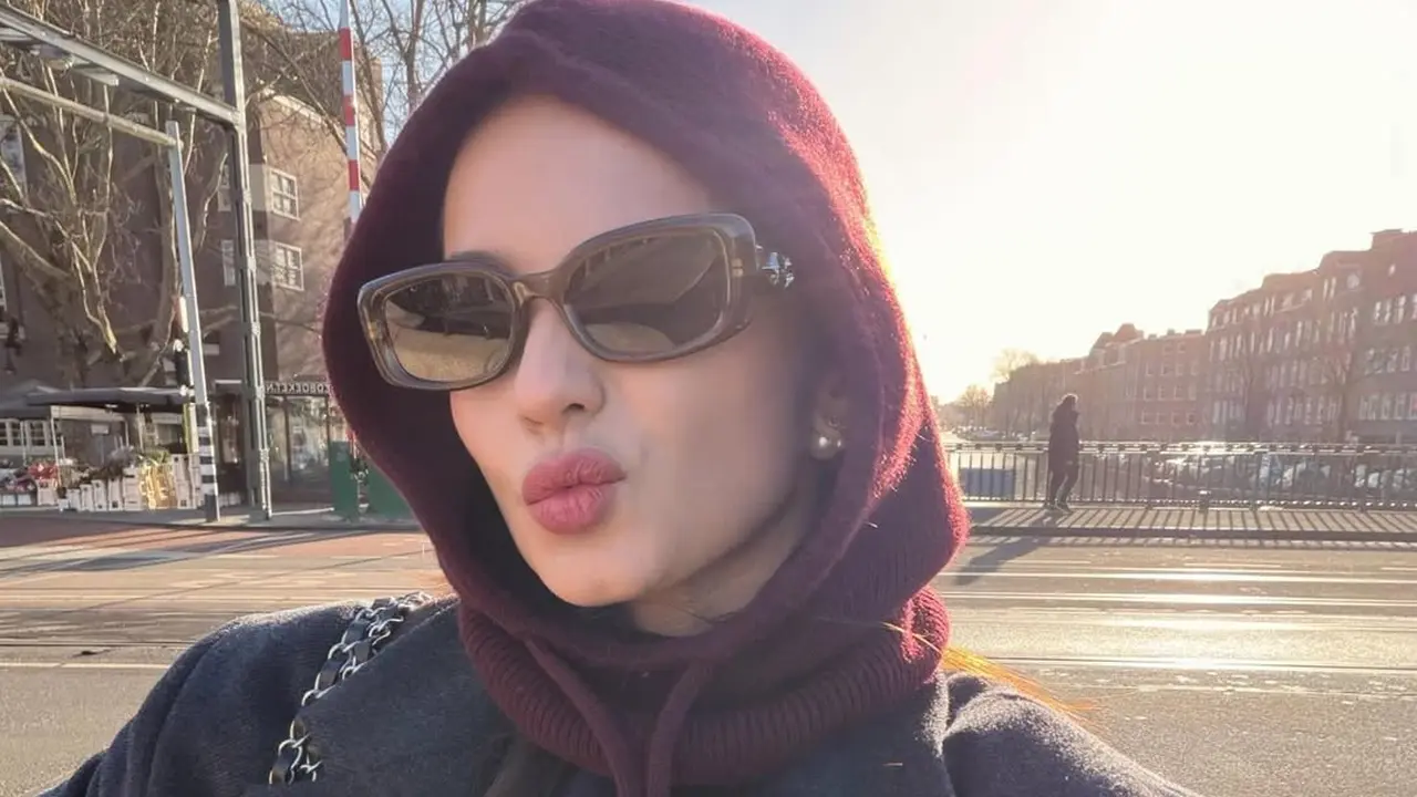 Deretan Gaya Stylish Enzy Storia Pakai Topi Hoodie Saat Liburan di Paris