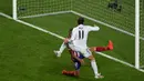 Perpanjangan waktu membuat semangat juang Madrid meningkat. Alhasil mereka bisa berbalik unggul di menit 110 lewat sundulan Gareth Bale meneruskan bola rebound tembakan Angel Di Maria yang ditepis Thibaut Courtois (AFP PHOTO/FRANCISCO LEONG) 