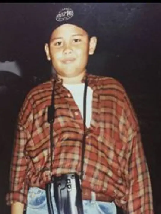 Pria keturunan Indonesia dan Thailand ini memang beberapa momen unggah foto masa remajanya. Chicco remaja sangat berbeda dengan sekarang. Badannya yang gendut membuat foto masa remaja Chicco ini sangat berbeda saat dibandingkan dengan potret kekarnya saat ini. (Liputan6.com/IG/humble_glam)