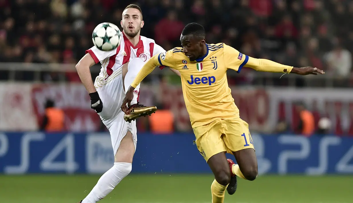 Gelandang Olympiakos, Kostas Fortounis, berebut bola dengan gelandang Juventus, Blaise Matuidi, pada laga Liga Champions di Stadion Georgios Karaiskakis, Rabu (6/12/2017). Juventus menang 2-0 atas Olympiakos. (AFP/Louisa Gouliamaki)