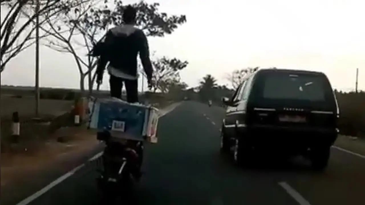 Berjoged di atas sepeda motor