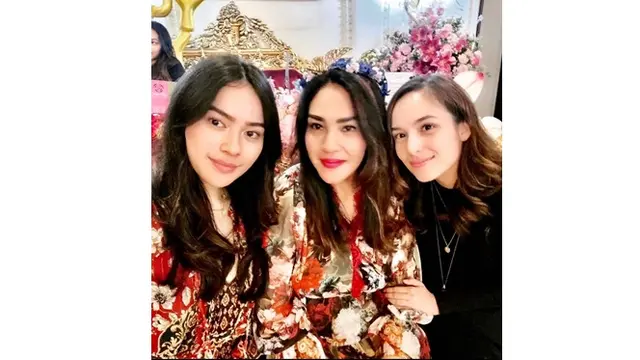 Segera Jadi Menantu, Ini 6 Potret Kedekatan Chelsea Islan dan Ibunda Rob Clinton