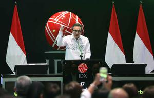 Superbank menetapkan harga penawaran umum perdana sebesar Rp635 per saham, dan melepas 4,4 miliar saham baru, setara dengan 13% dari modal ditempatkan dan disetor penuh setelah IPO. Tampak dalam foto, Presiden Direktur Superbank, Tigor M. Siahaan saat memberi sambutan pada pencatatan perdana saham PT Super Bank Indonesia Tbk (SUPA) di Bursa Efek Indonesia (BEI), Rabu (17/12/2025). (Kapanlagi.com/Budy Santoso)