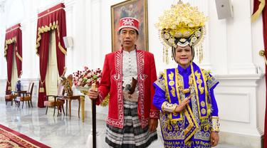 024862300_1660713829-Pakaian_Adat_yang_Dikenakan_Jokowi_dan_Ibu_Iriana-POOL__11_