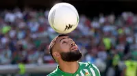 Gelandang asal Prancis, Nabil Fekir mengontrol bola dengan kepalanya selama presentasi resmi dirinya sebagai pemain baru Real Betis di stadion Benito Villamarin di Seville (6/8/2019). Fekir direkrut Betis dengan harga 20 juta euro atau sekitar 312 miliar rupiah. (AFP Photo/Cristina Quicler)